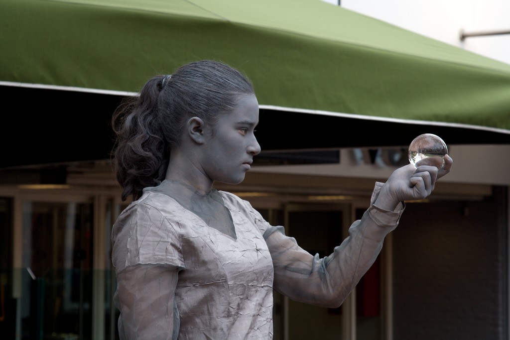 living statue oss levend standbeeld evenement event festival festiviteit kunst art straatkunst streetart artiest beeld beeldhouwwerk sculpture sculptuur